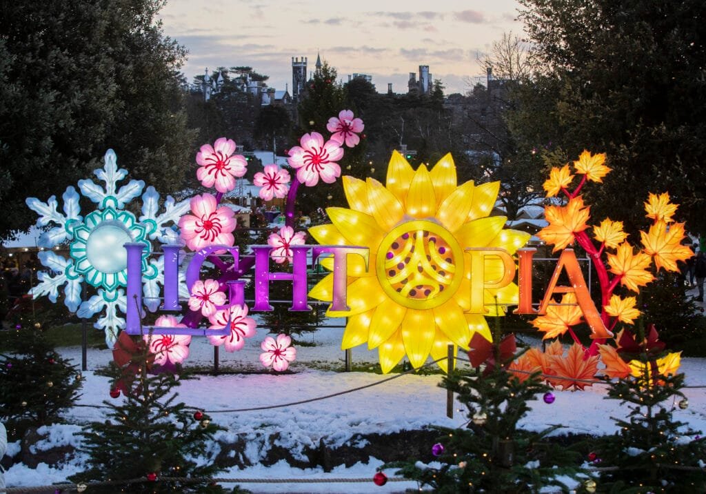 英国奥尔顿塔Lightopia冬季路线中的花卉与季节主题彩灯