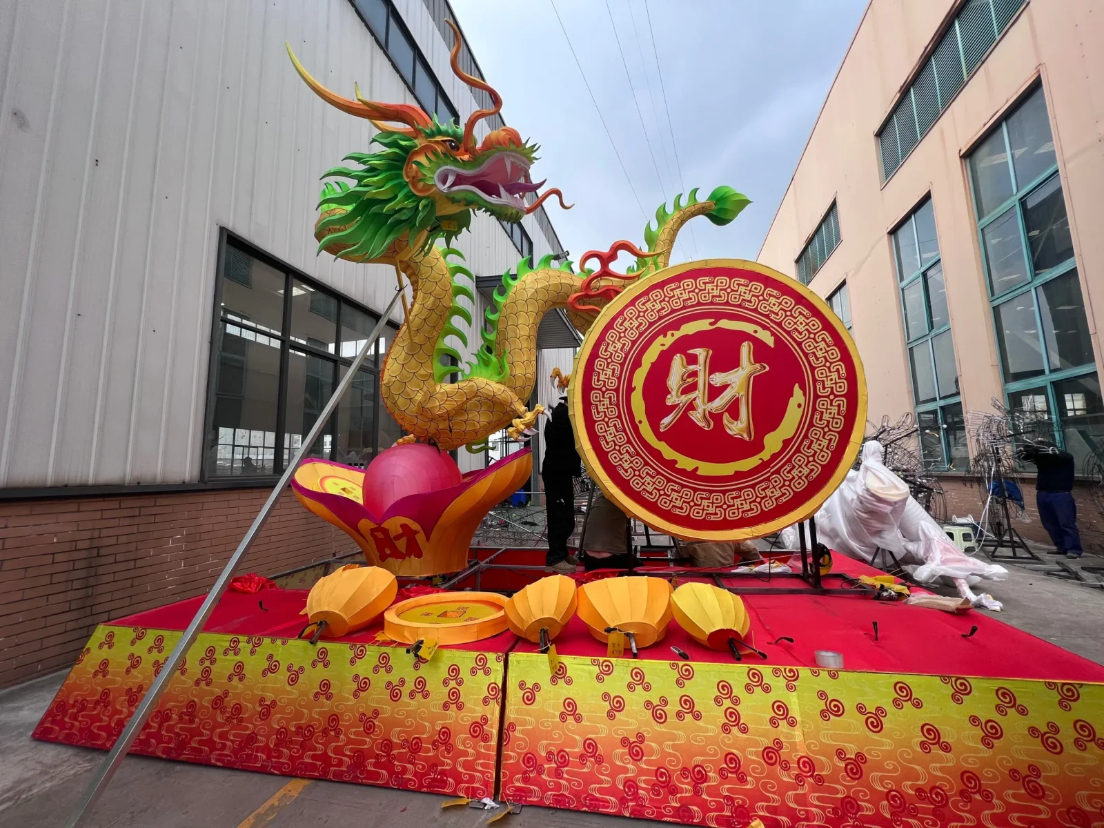 青龙宫“福龙降财”灯组在车间装配，包含龙、吉祥装饰与元宝
