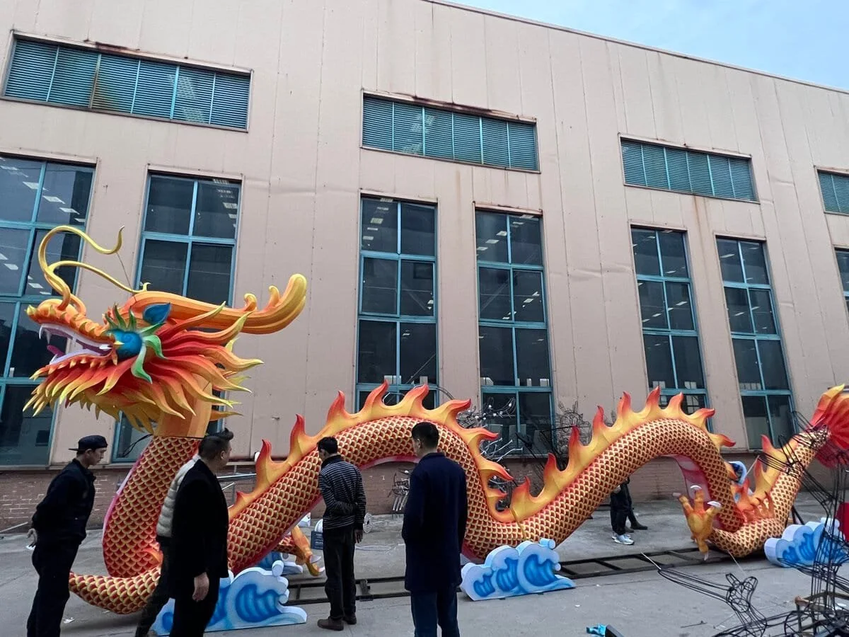 工人在星车间工厂外检查巨龙整体造型和龙身连接