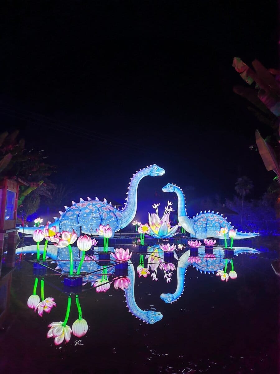 石象山恐龙谷水面长颈龙彩灯夜景