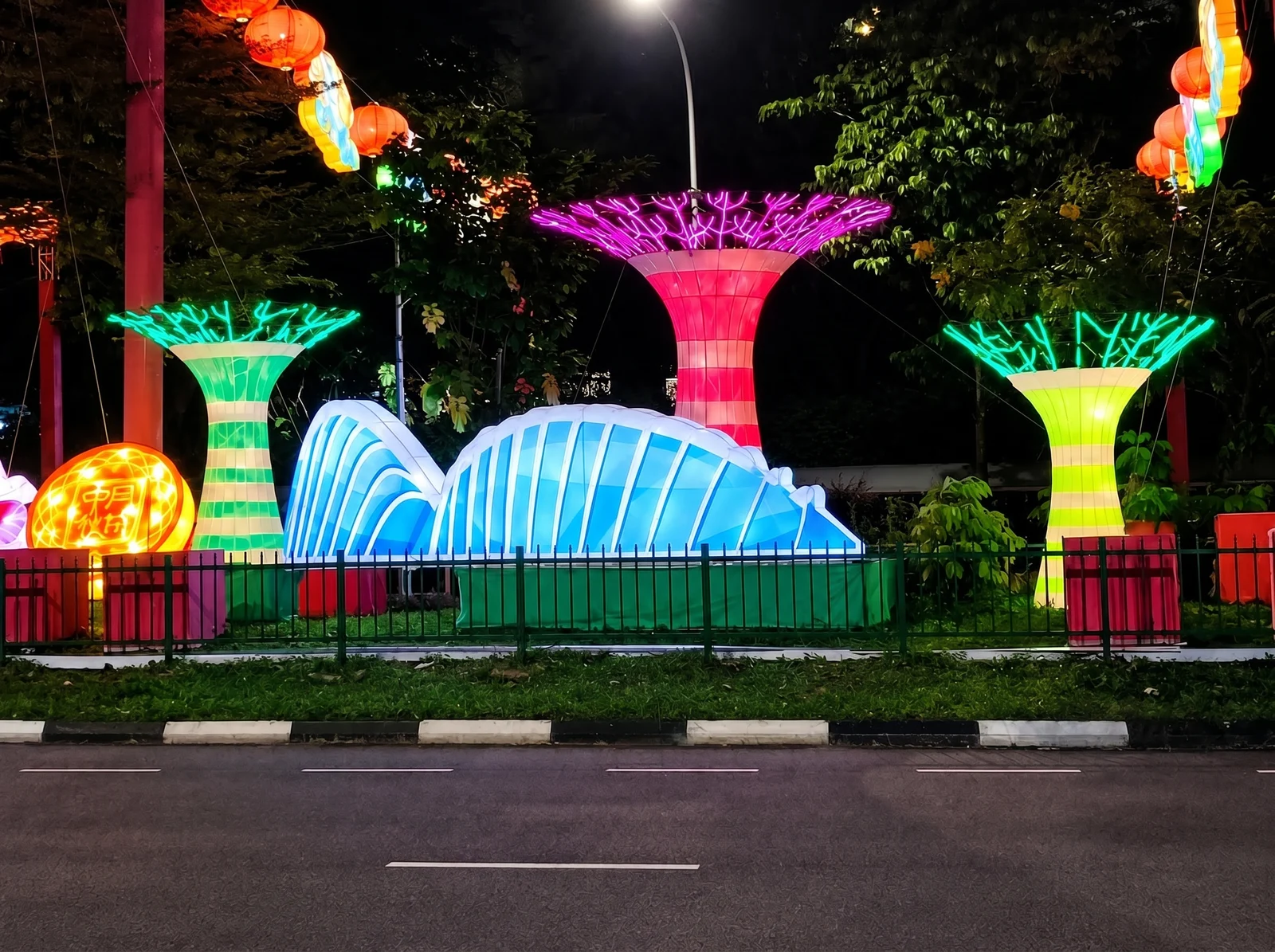 牛车水中秋灯景中的城市建筑轮廓与树形发光造型