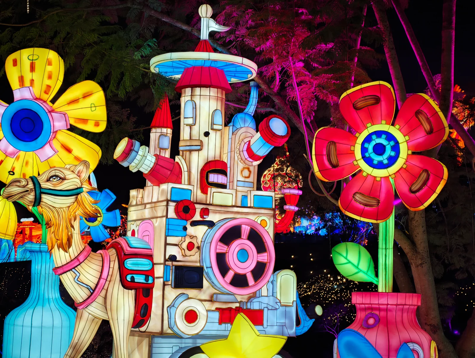 以花朵、机械角色和多种色块组成的童趣彩灯场景