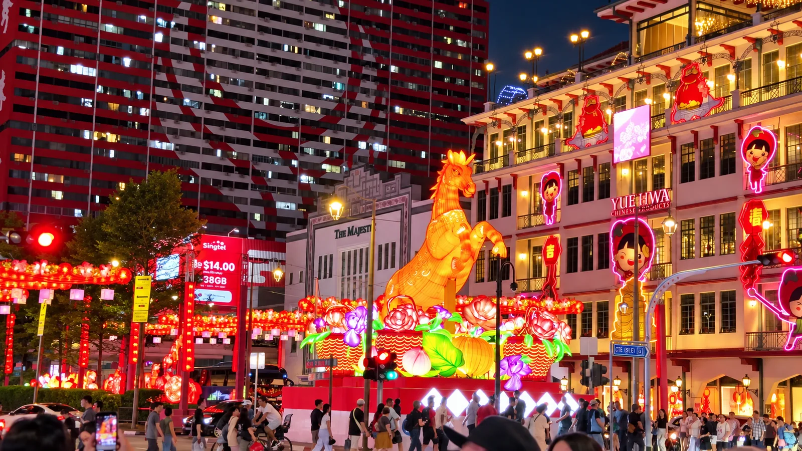 2026年新加坡牛车水马年彩灯实景,8.8米金马构成街区主视觉。