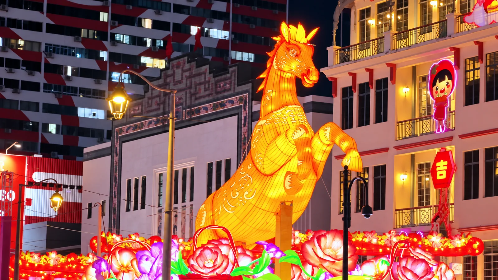 牛车水金马灯组亮灯实景,马形、花卉和底部装饰形成完整场景。